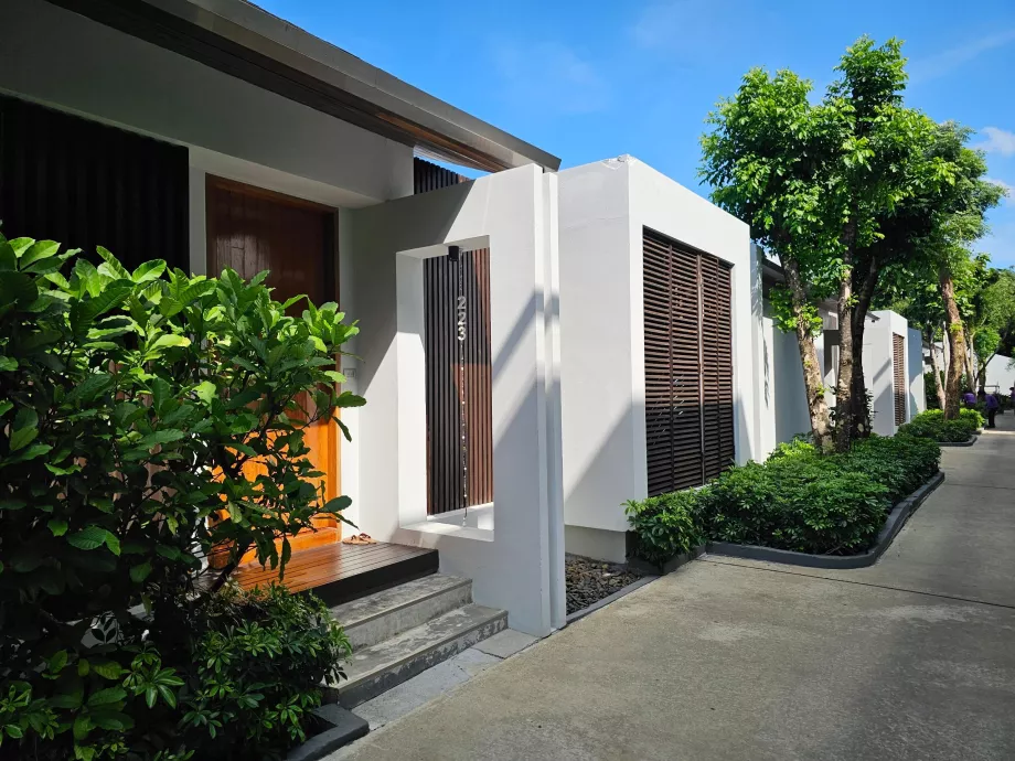 Wejścia do prywatnych willi z basenem