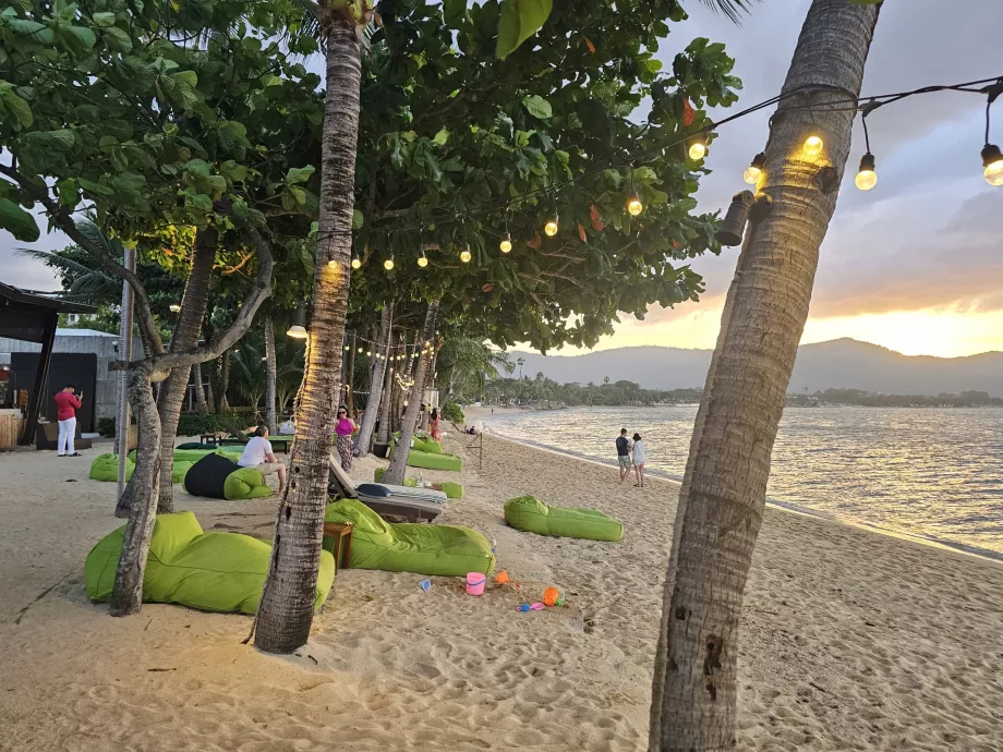 Hotelowa plaża wieczorem