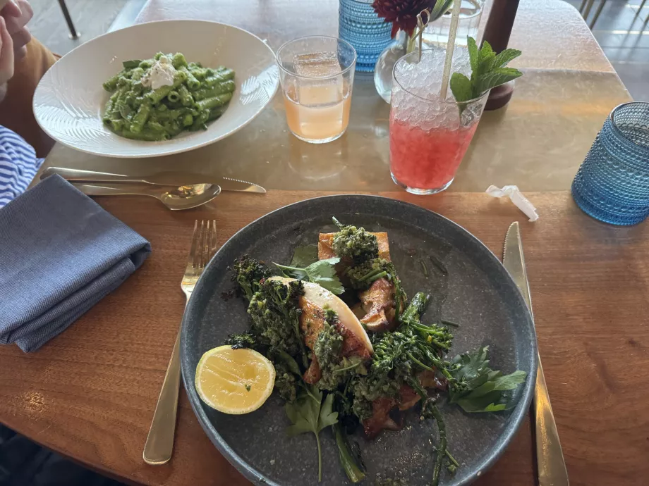 Jedzenie w restauracji Peak