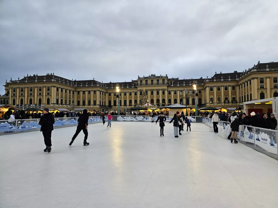 Lodowisko na jarmarku bożonarodzeniowym w Schönbrunn