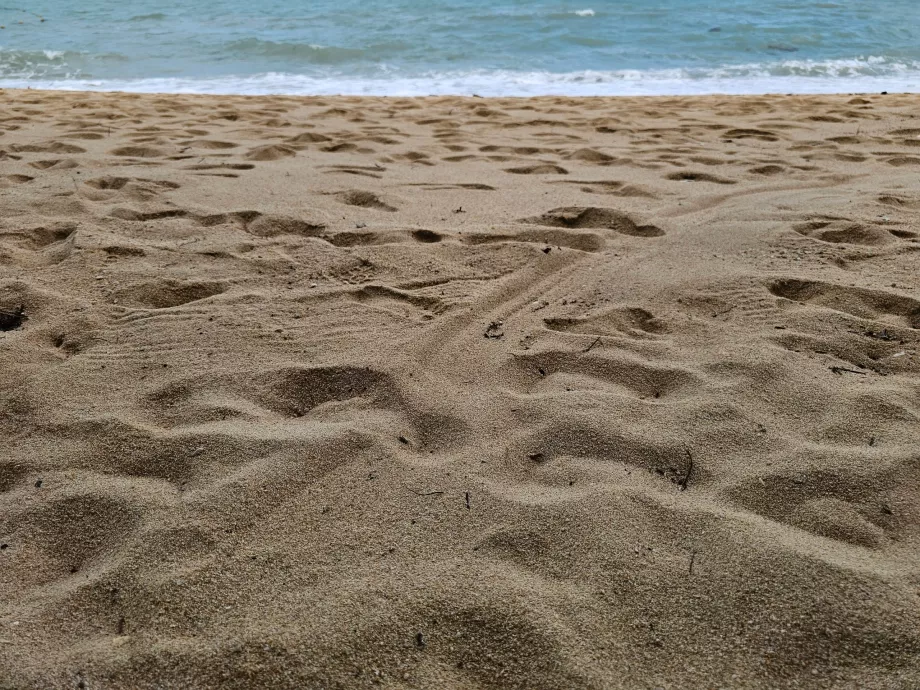 Grubszy piasek na hotelowej plaży