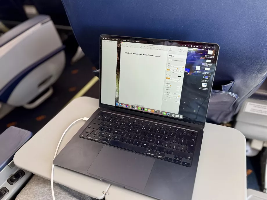 Dużo miejsca na otwarcie laptopa