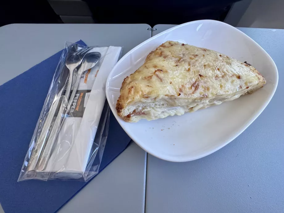 Pierwsza usługa - zapiekane tosty z serem i szynką