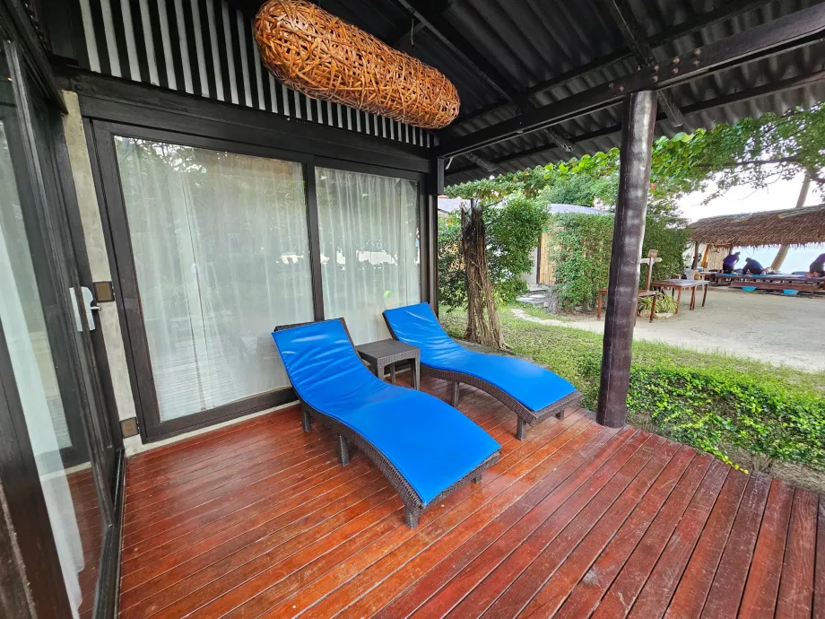 Leżaki przed naszym apartamentem z jedną sypialnią