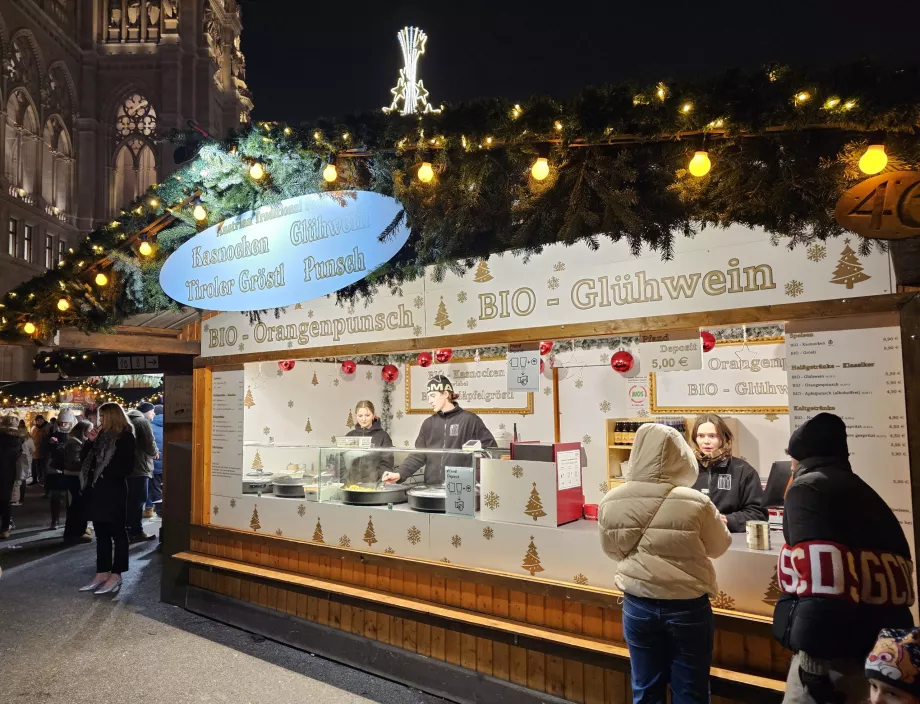 Jarmark bożonarodzeniowy przed ratuszem