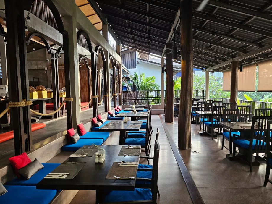 Hotelowa restauracja serwująca śniadania