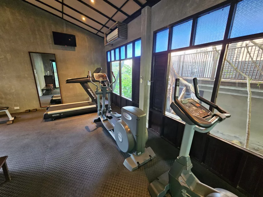 Siłownia ze starym sprzętem