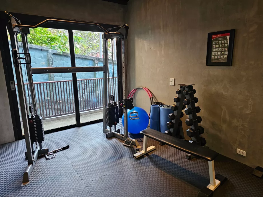 Siłownia ze starym sprzętem