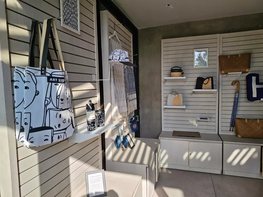 Mały sklep z pamiątkami w recepcji