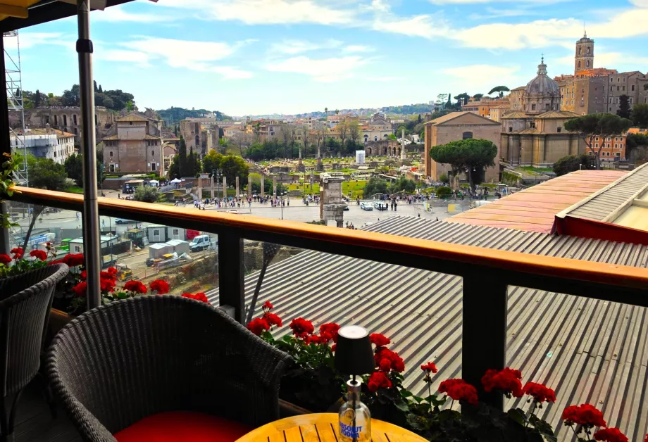Widok na Forum Romanum z hotelowej restauracji