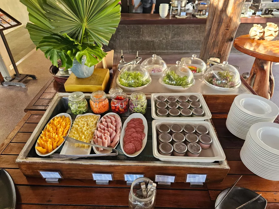 Śniadanie - szynka, ser i warzywa