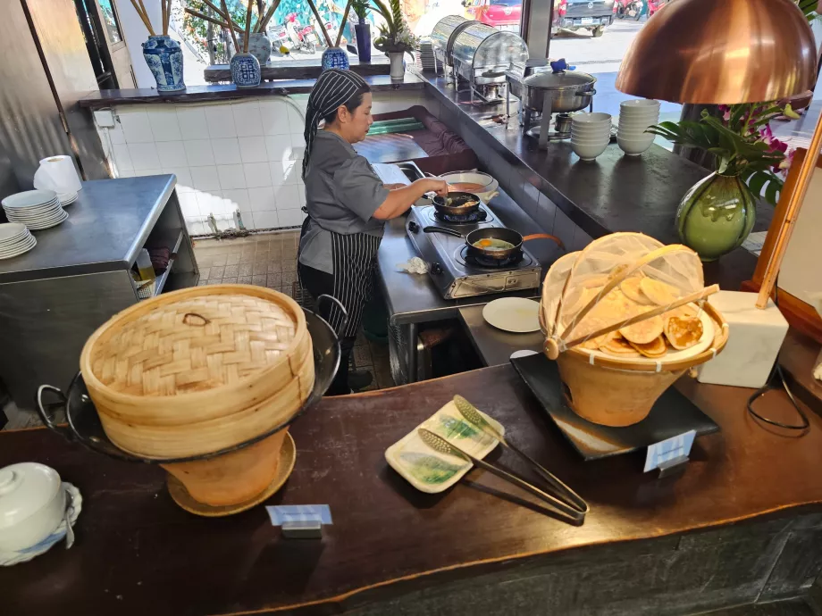 Śniadanie - naleśniki i przygotowanie jajek