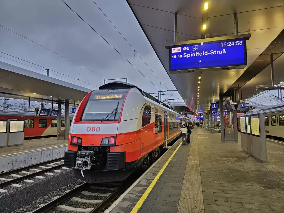 Pociąg linii S5 w kierunku Spielfeld i lotniska Graz
