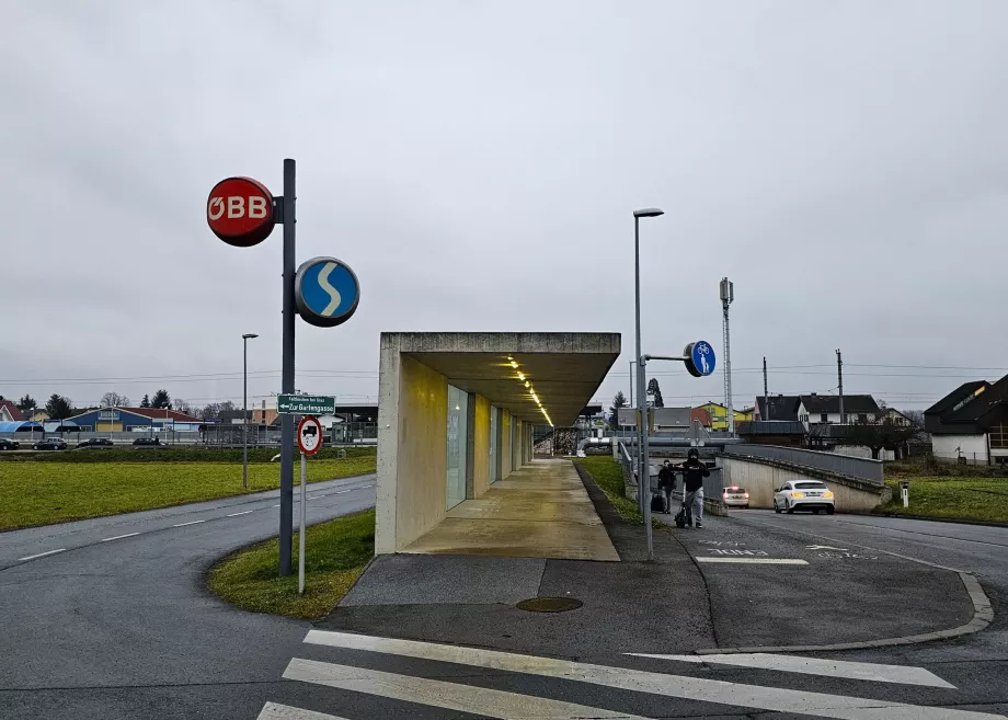 Stacja kolejowa w pobliżu lotniska - kierunek Graz po lewej stronie