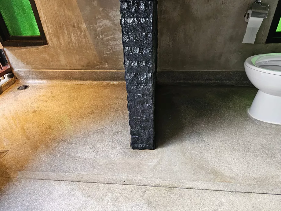 Woda z prysznica spływa do toalety