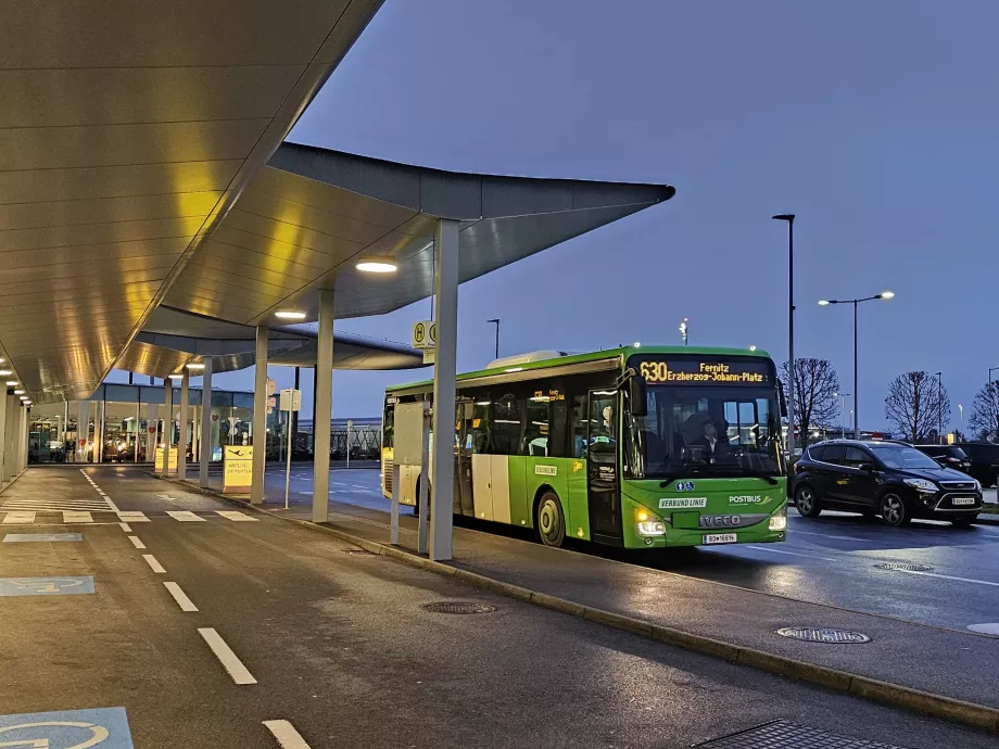 Przystanek autobusowy 630 przed halą odlotów