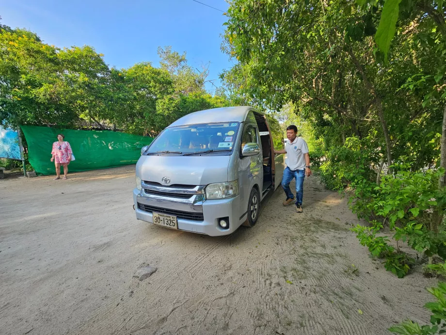 Minivan do transferu z hotelu do portu