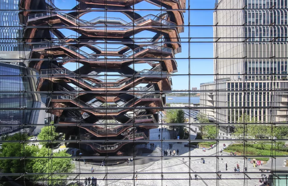 Statek widziany z wieżowca The Edge