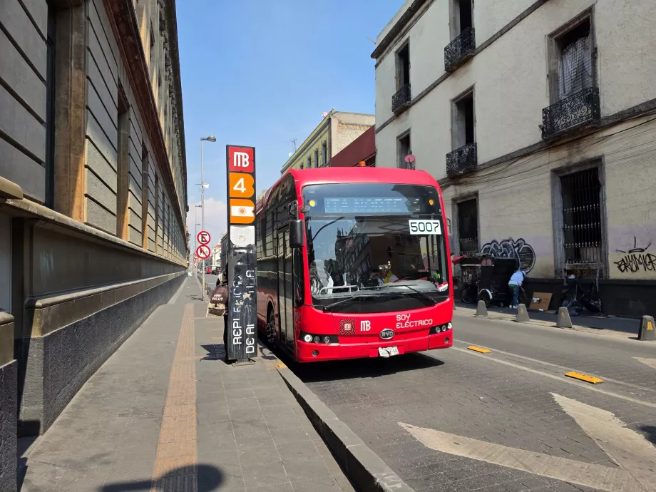 Przystanek metrobusu w historycznym centrum