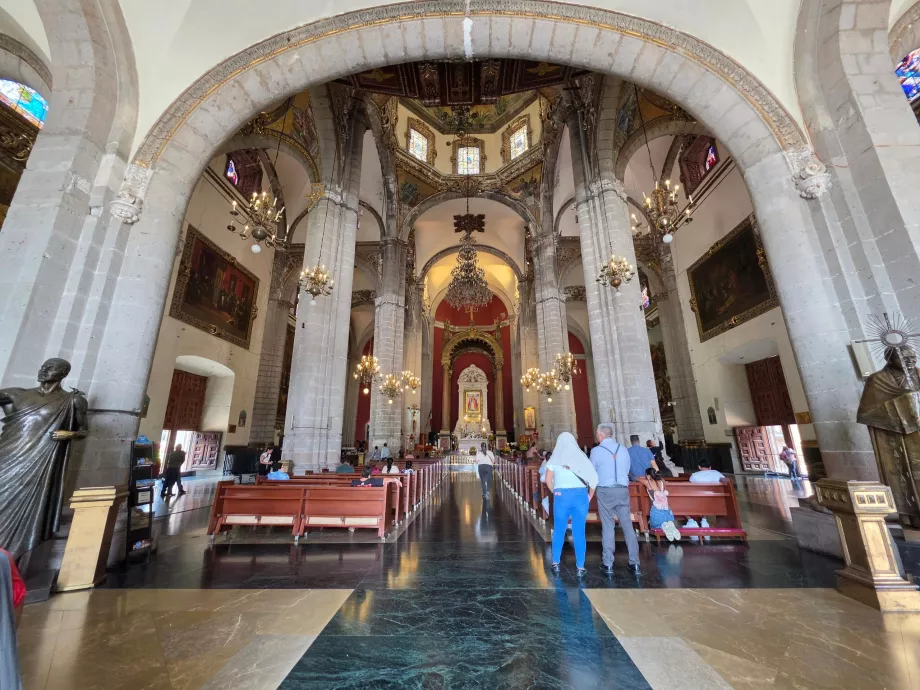Wnętrze bazyliki w Antigua