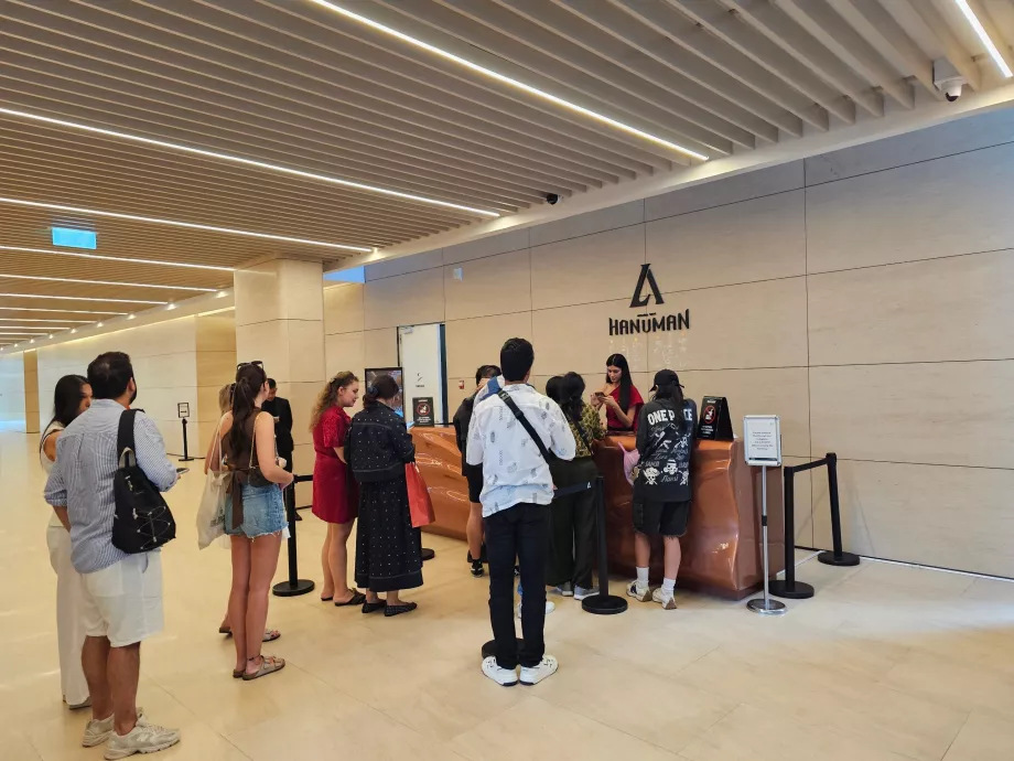 Akara Sky Hanuman - recepcja w piwnicy