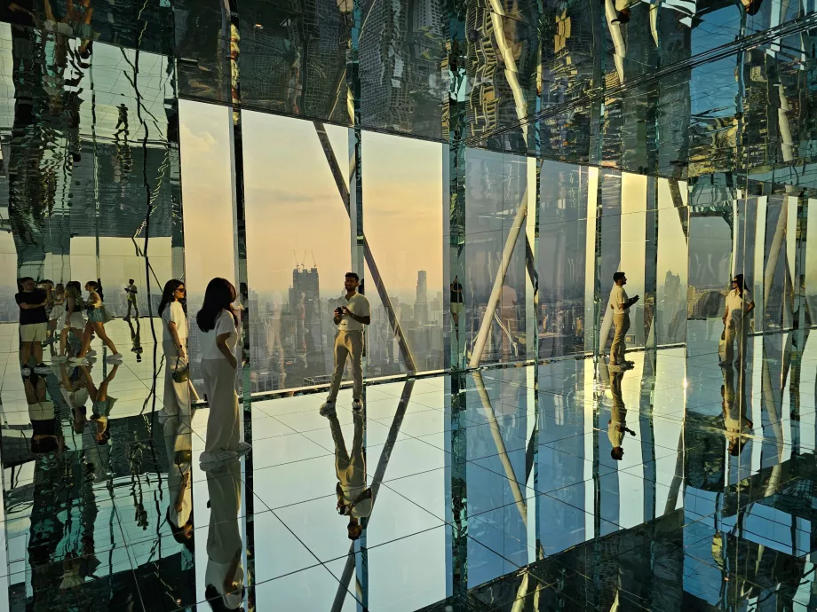 Akara Sky Hanuman - Odbicie w Bangkoku