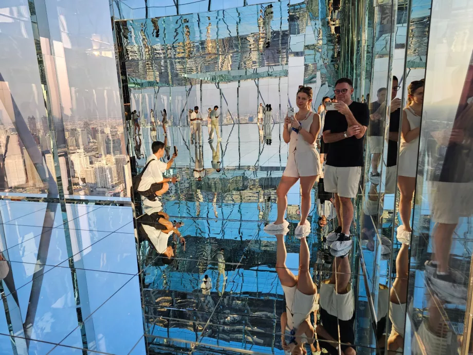 Akara Sky Hanuman - My w pokoju Odbicie Bangkok