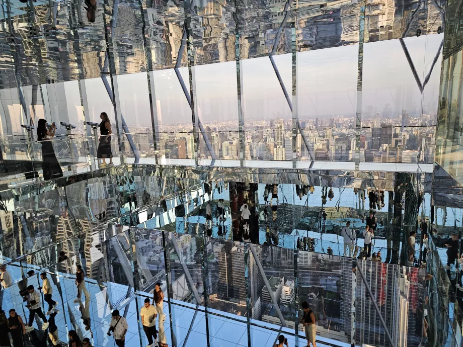 Akara Sky Hanuman - Odbicie w Bangkoku