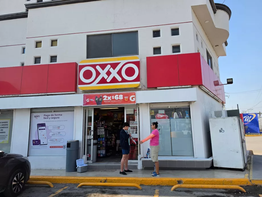 Naprzeciwko znajduje się minimarket Oxxo