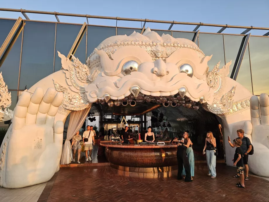 Akara Sky Hanuman - kultowe wejście na taras