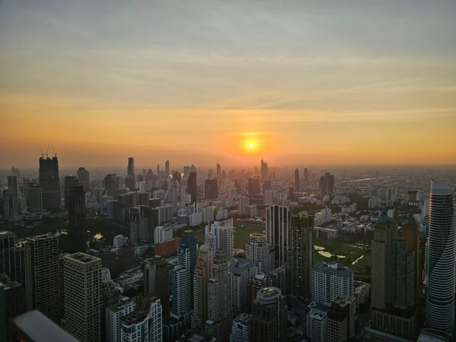 Zachód słońca z Akara Sky Hanuman