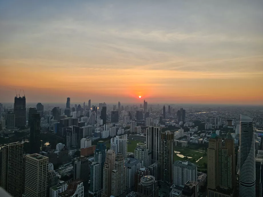 Zachód słońca z Akara Sky Hanuman