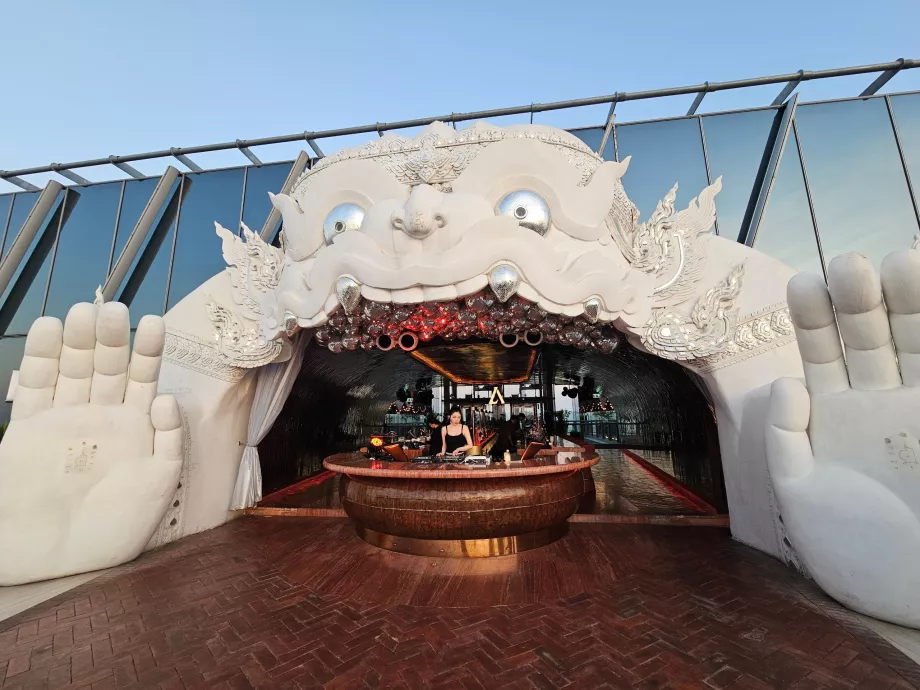 Akara Sky Hanuman - kultowe wejście na taras