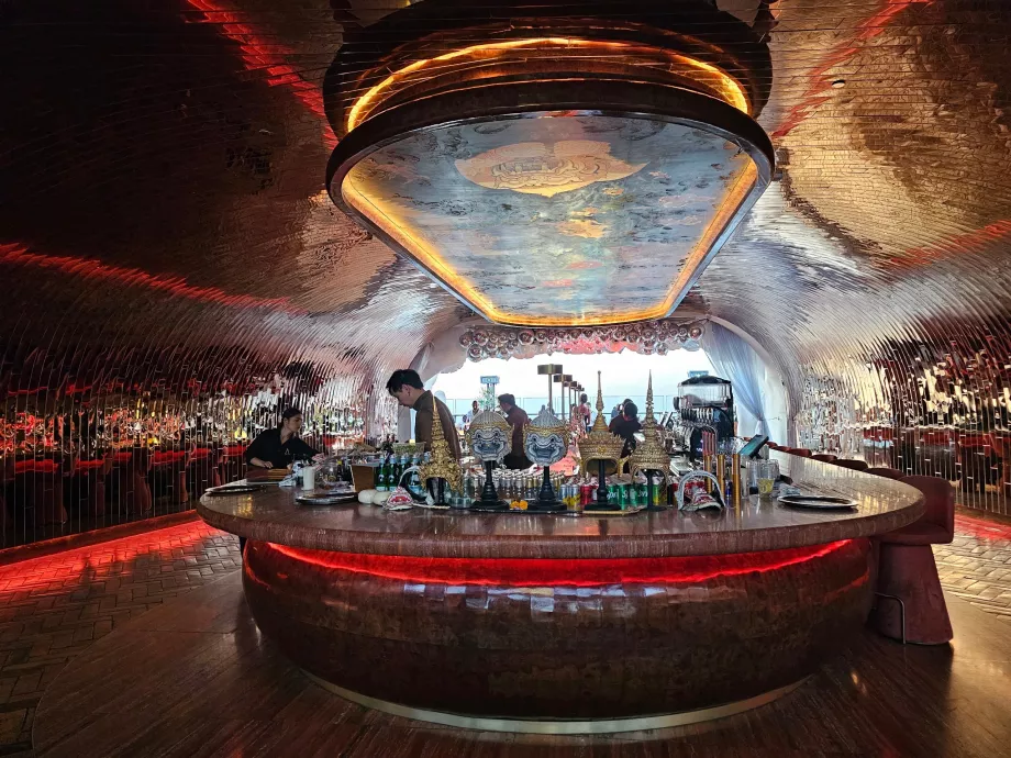 Bar na dachu w Akara Sky Hanuman