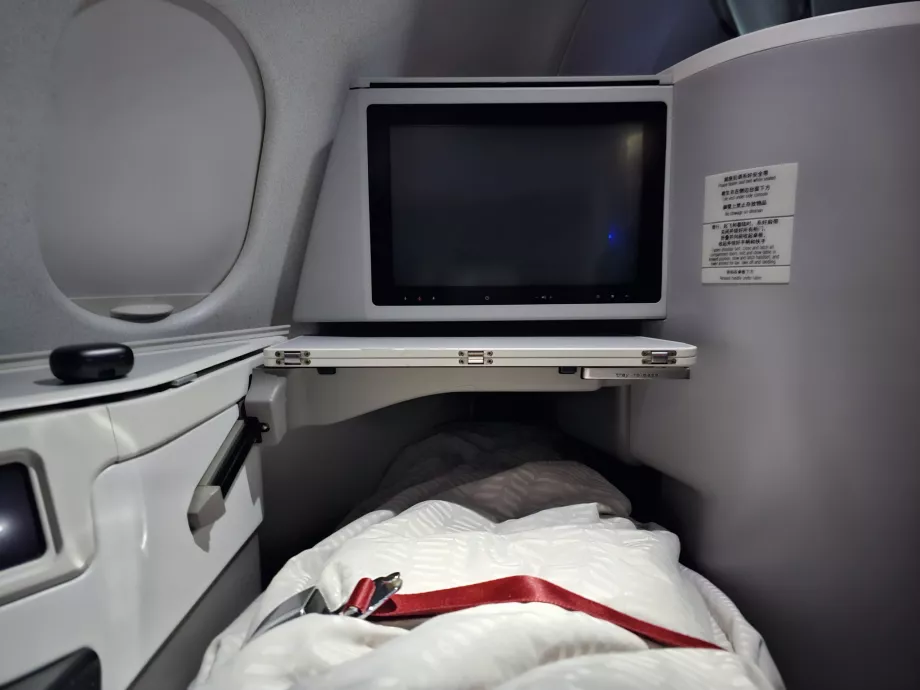 Sofa rozłożona w łóżko