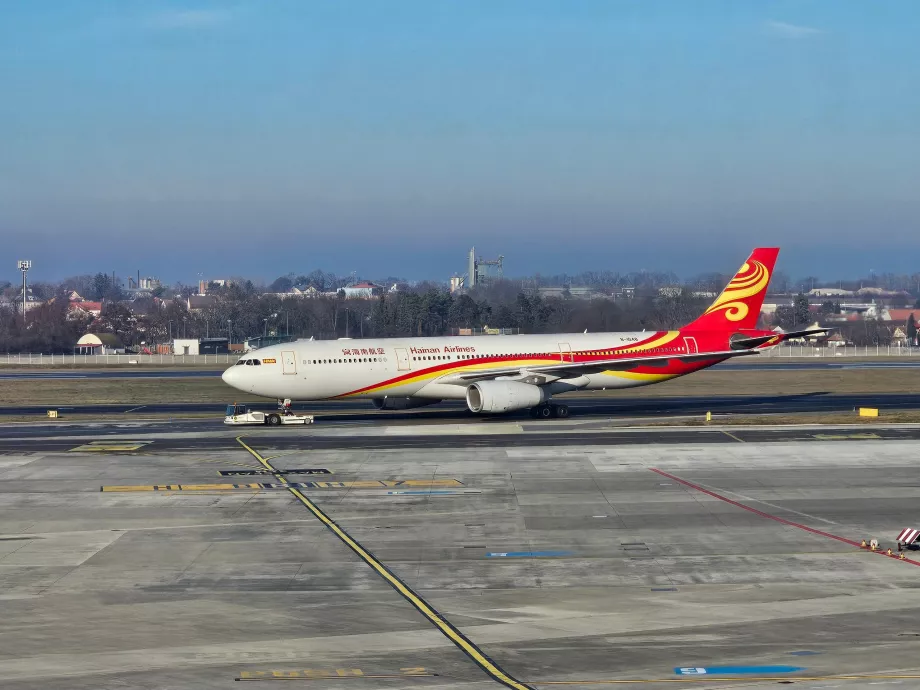 Airbus A330-300 Hainan Airlines w Pradze