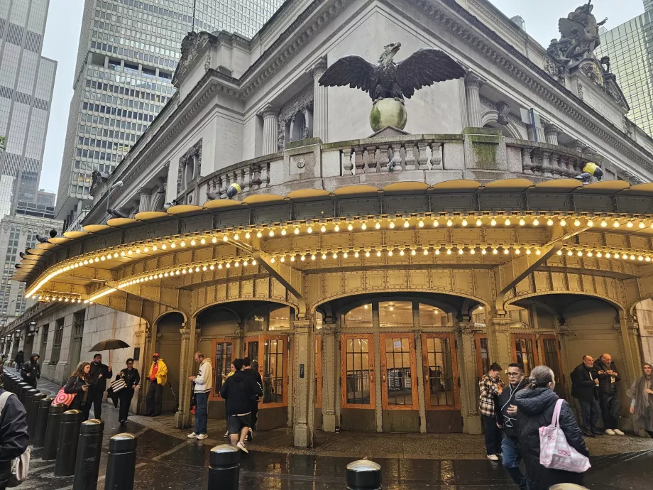 Posąg orła nad wejściem