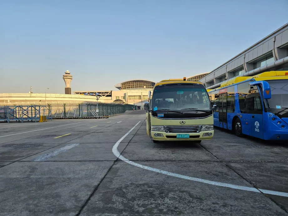 Transfer autobusem do samolotu