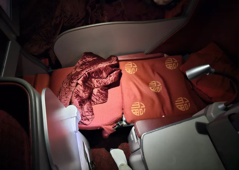 Sofa rozłożona w łóżko