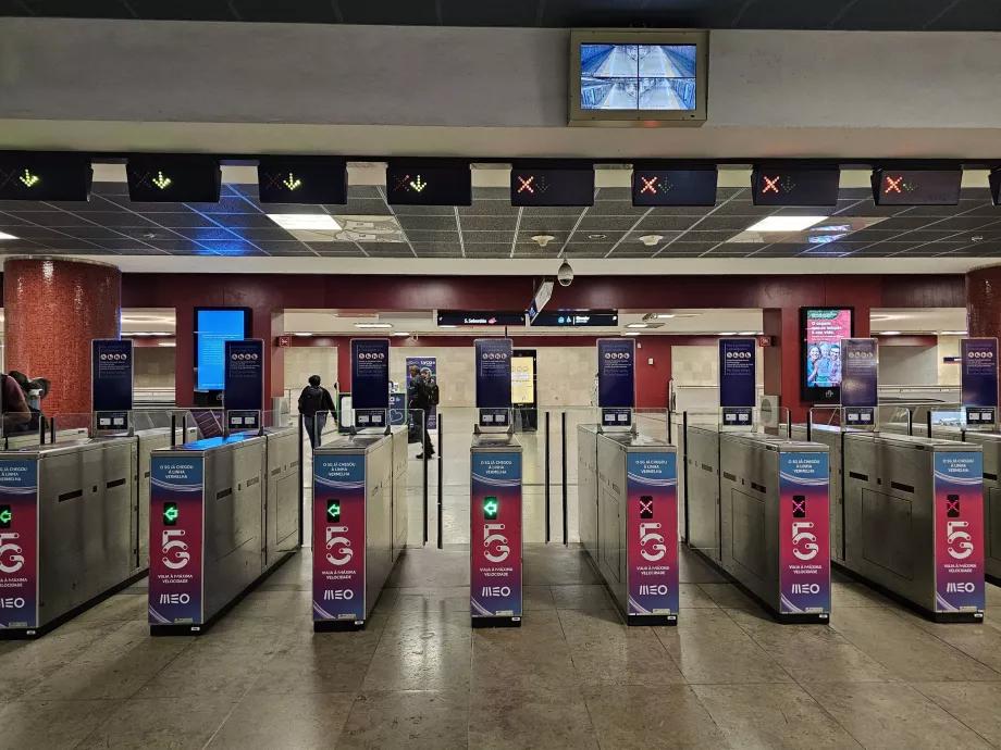 Bramki do wejścia na stację metra