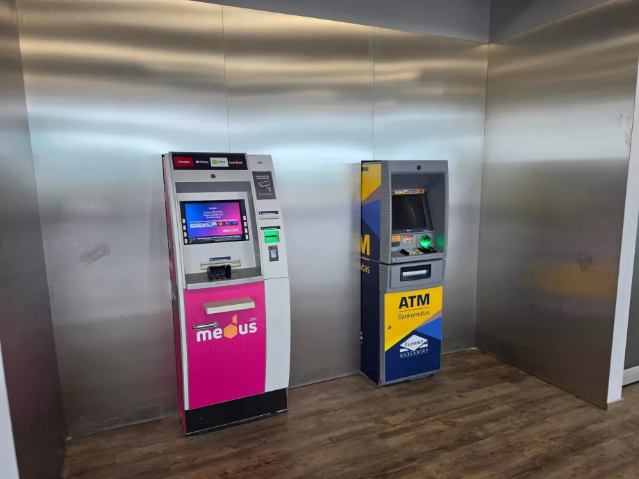 Bankomat w hali przylotów