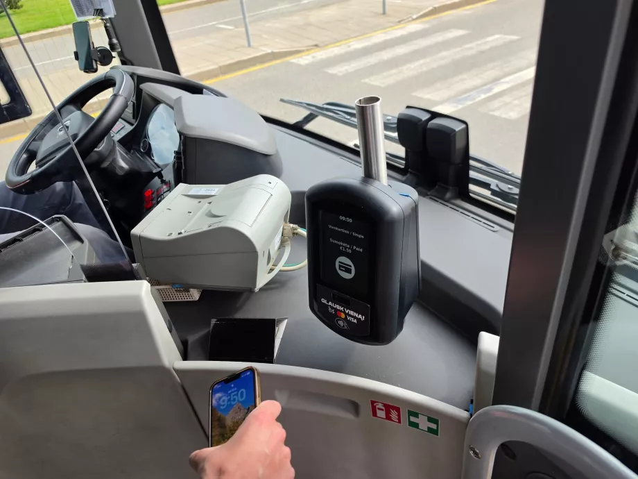 Płatność kartą w autobusie