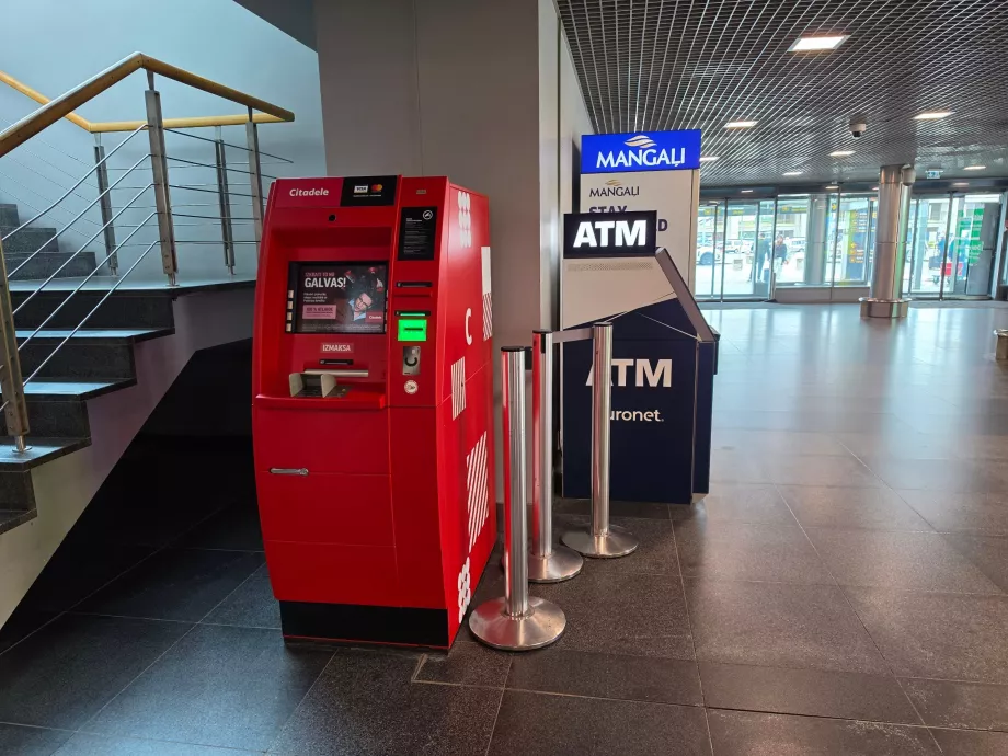 Bankomaty w hali przylotów