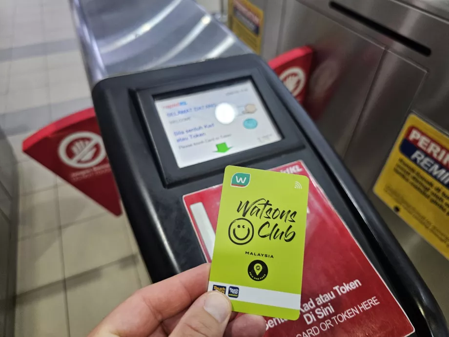 Korzystanie z karty Touch-n-Go do wejścia do metra