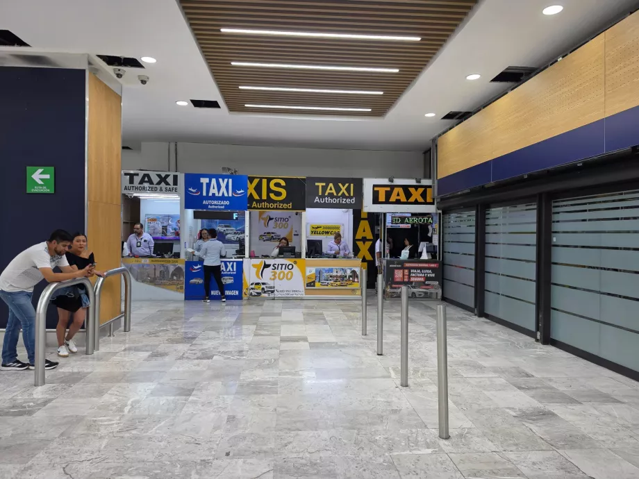 Stanowiska taksówek w hali przylotów
