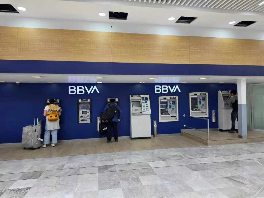 Bankomaty w hali przylotów