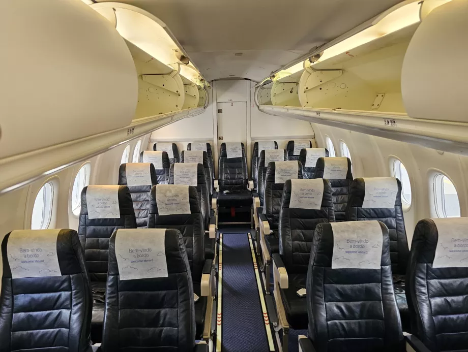 Przedziały bagażowe i wnętrze Dash 8 Q200