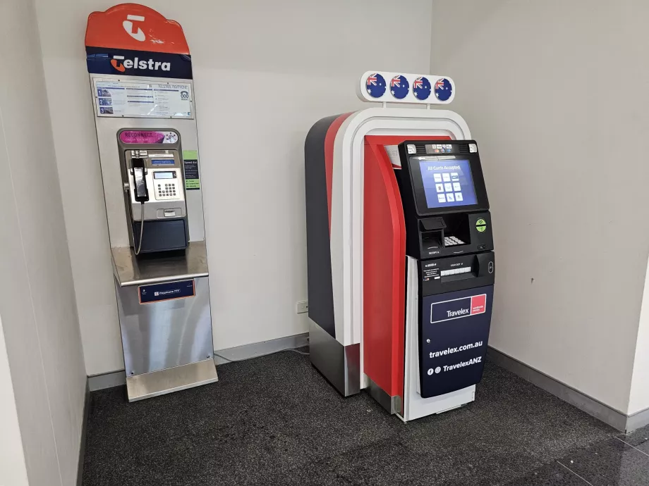Bankomat w hali przylotów
