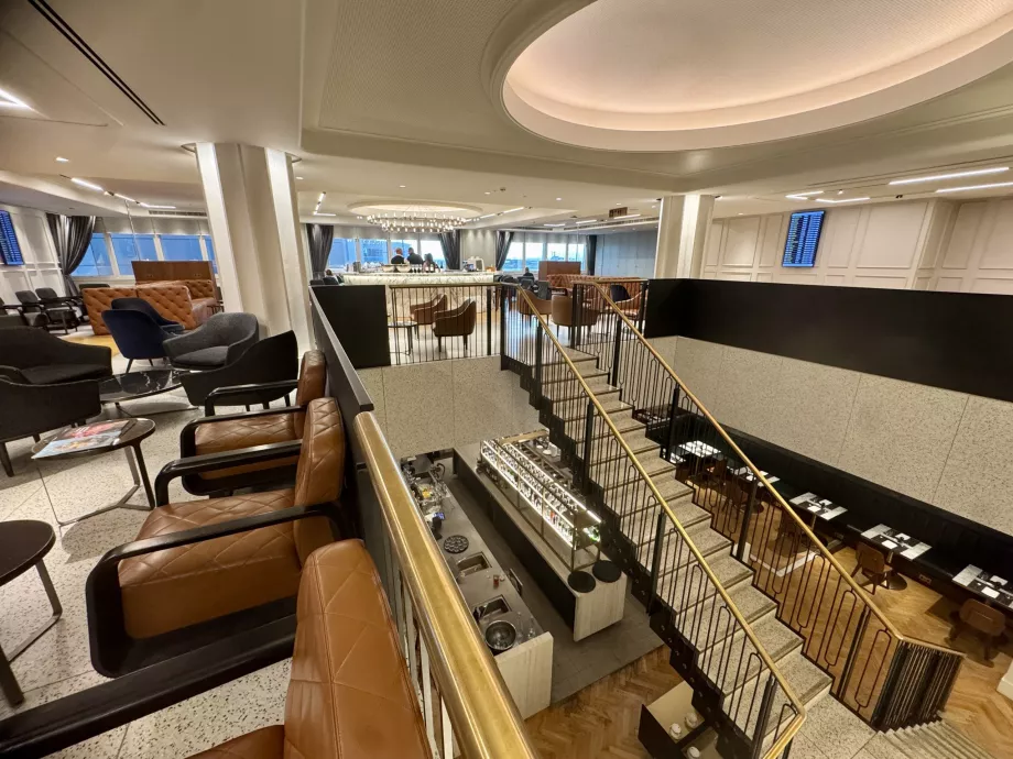 Widok na salon z górnego piętra