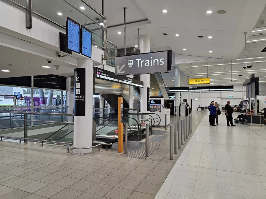 Wejście na stację kolejową z terminali T2 i T3